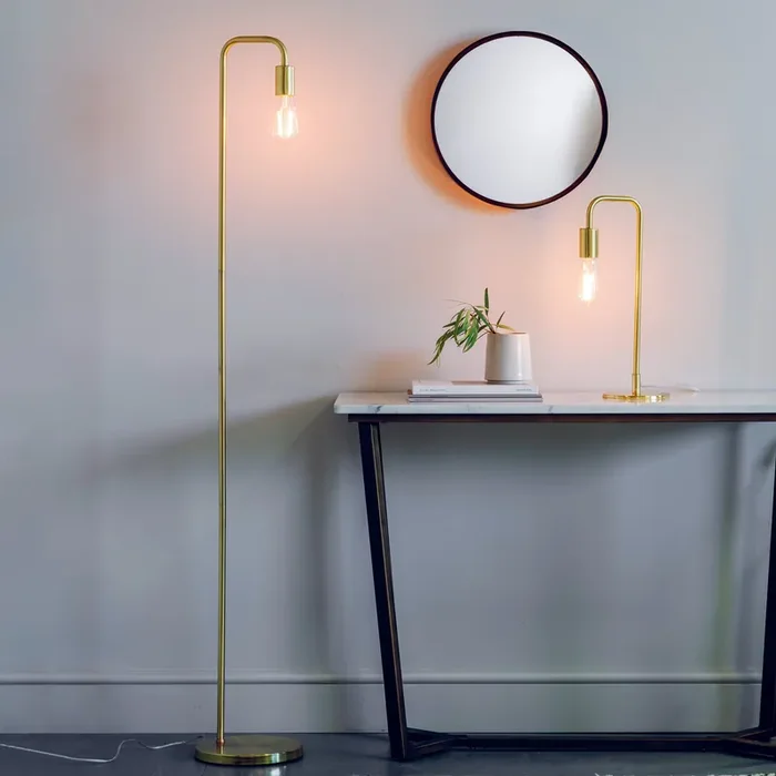 1 Light Table Lamp in Brushed Brass (0711RUB77117)