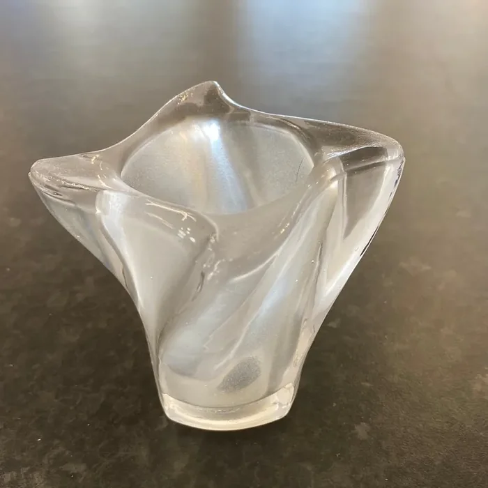 (3) Unknown Fitting – Twisted Bell Glass Shade for G9 Lampholder